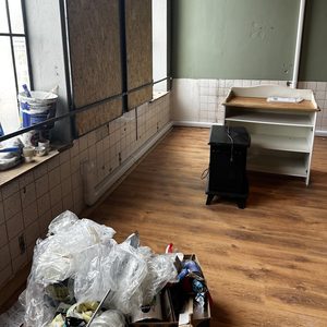 In deze ruimte is een airconditioninginstallatie zichtbaar, maar de foto toont weinig details of relevante componenten van de installatie.