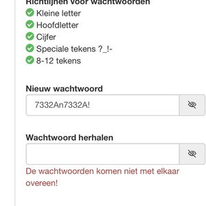 Een installatie voor zonnepanelen met een duidelijk zicht op de panelen en de bijbehorende connectoren.