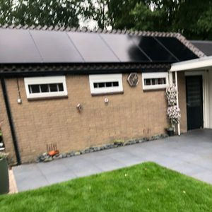 Een installatie van zonnepanelen op het dak van een woning, gericht op duurzame energieproductie.