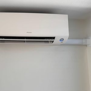 Dit is een wandgemonteerde airconditioningseenheid, ontworpen voor koeling en verwarming in binnenruimtes.