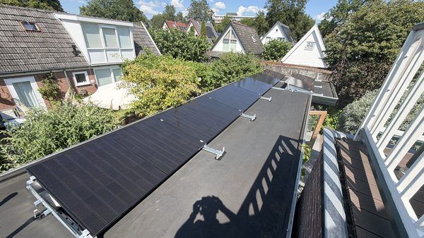 Zonnepanelen op plat dak in Apeldoorn