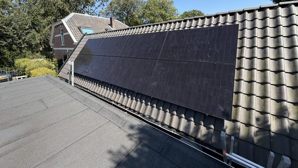 12 zonnepanelen met hybride omvormer in Apeldoorn