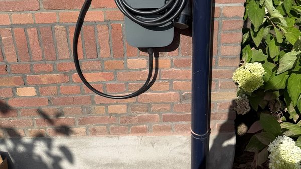 Slimme Peblar-laadpaal geïnstalleerd in Apeldoorn